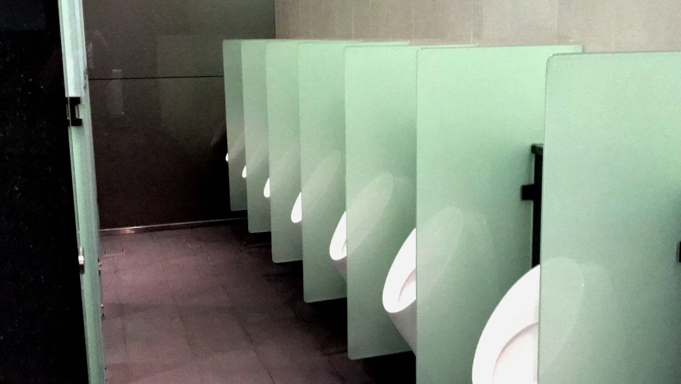 バンコク オフィス物件 AIA Sathorn Tower 男性トイレの様子