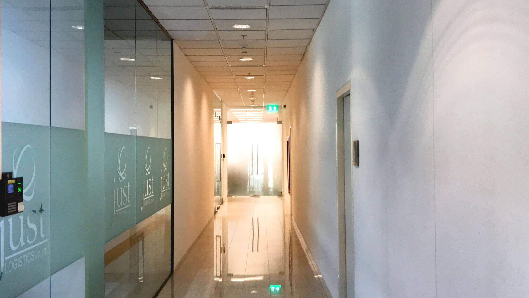 オフィス サトーンスクエア 二人が並んであるける広さの廊下