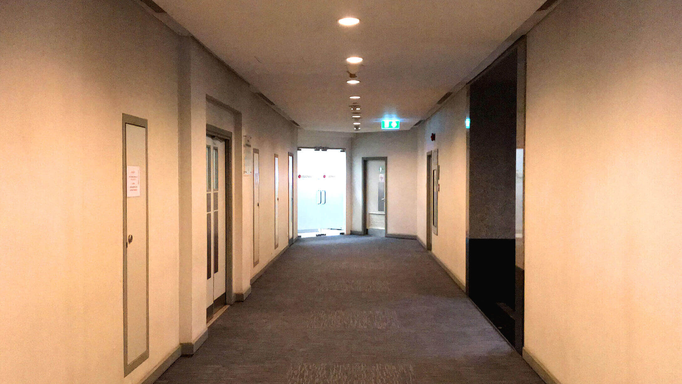 プルンチット オフィス物件 CRC Tower 二人が並んであるける広さの廊下